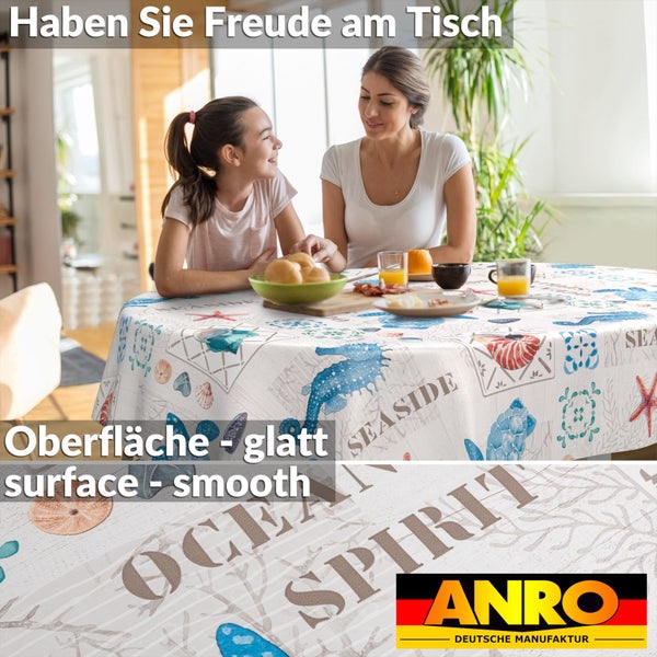 Runde Tischdecke mit maritimem Motiv aus Seepferdchen und Muscheln, glatte Oberfläche, Szene mit Familie am Tisch, ANRO Logo.