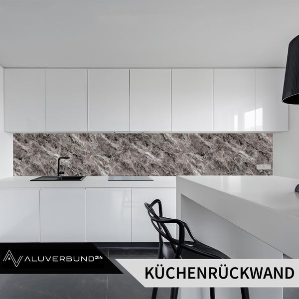 Moderne, helle Küche mit weißglänzenden Schränken und einer Küchenrückwand aus Aluverbund in dunkler Marmor-Optik. Aluverbund24 Logo.