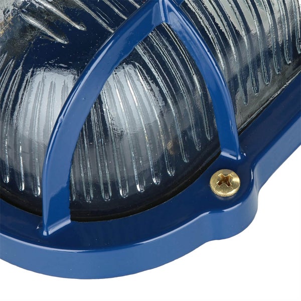 Nahaufnahme einer Außenleuchte mit Metallgehäuse und geriffeltem Glas