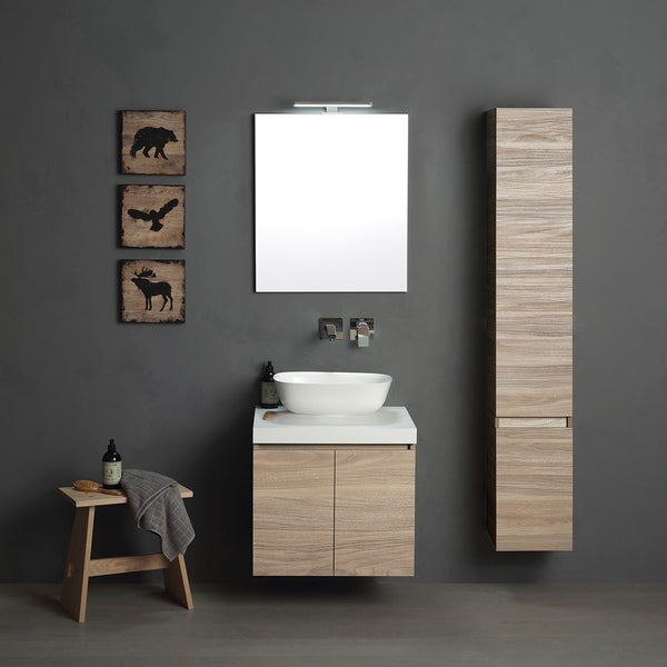 Modernes Badezimmer mit Waschtisch, Spiegel, Hochschrank und Hockern