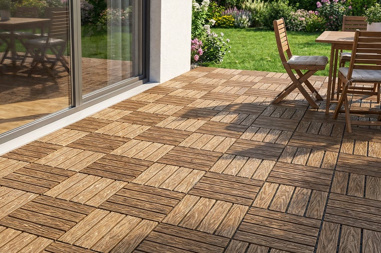 Holzfliesen als Terrassenbelag verlegt auf einer Terrasse vor einer Hausfassade mit Sitzgruppe