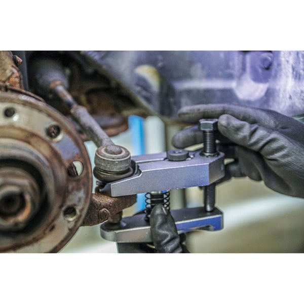 Spurstangenkopf Abzieher im Einsatz am Auto