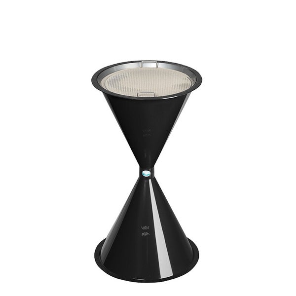 Schwarzer Standascher in Sanduhrform aus Metall mit Siebeinsatz.