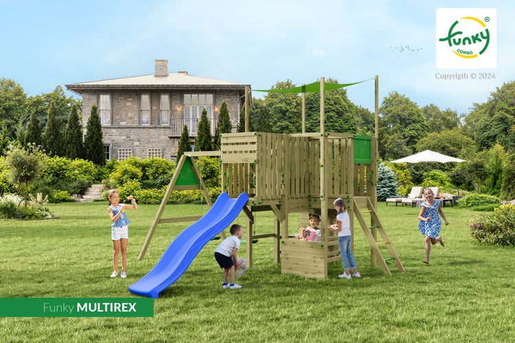 Großer Garten mit dem hölzernen Spielturm Funky MULTIREX, blauer Rutsche, Kletterleiter und Sandkasten. Kinder spielen auf der hellen Rasenfläche.