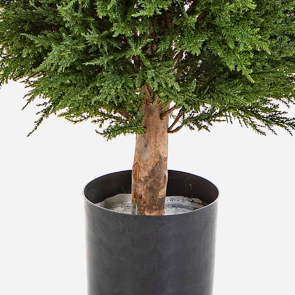 Künstlicher Bonsai im schwarzen Glanztopf mit Dekosteinen.