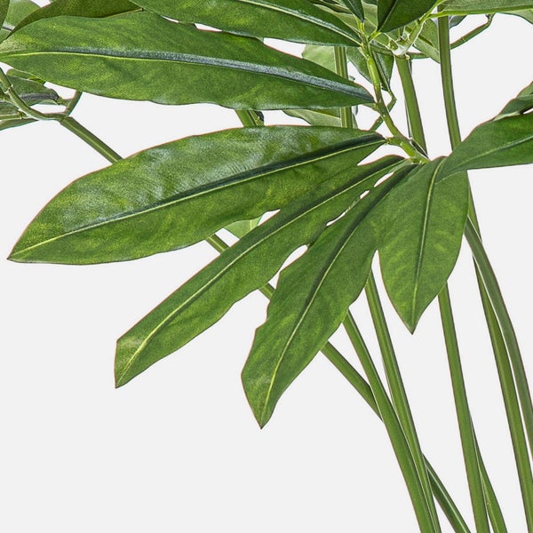 Detailaufnahme der spitzen, grünen Blätter einer Kunstpflanze.