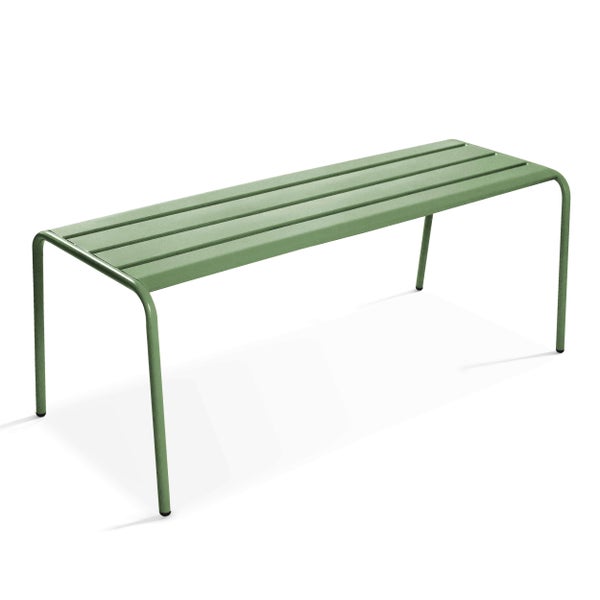 Grüne Gartenbank aus Metall mit Sitzfläche aus Längsstreben und Rohrgestell.