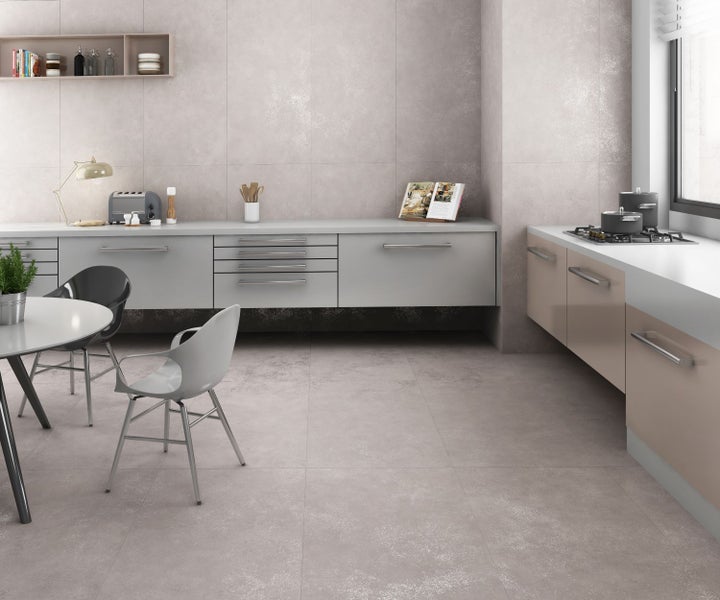 Moderne Küche mit Küchenschränken, Esstisch und Fliesenboden