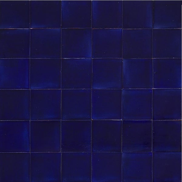 Fliesenmuster mit quadratischen Keramikfliesen