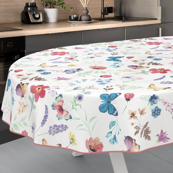 Rundes Tischtuch mit Blumen- und Schmetterlingsmuster auf einem Tisch in einer modernen Küche.
