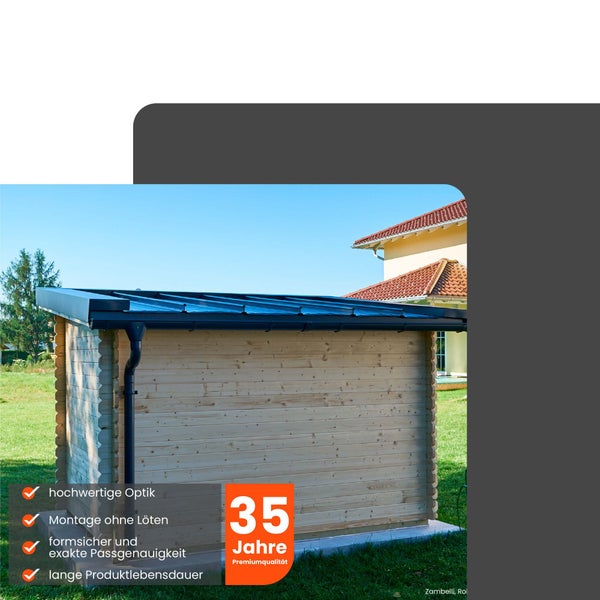 Holzgarage mit Metalldach und Regenrinne