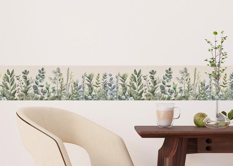 Hell eingerichtetes Zimmer mit einer Wandbordüre mit botanischem Blattmuster, einem modernen Stuhl und einem dunklen Holztisch.