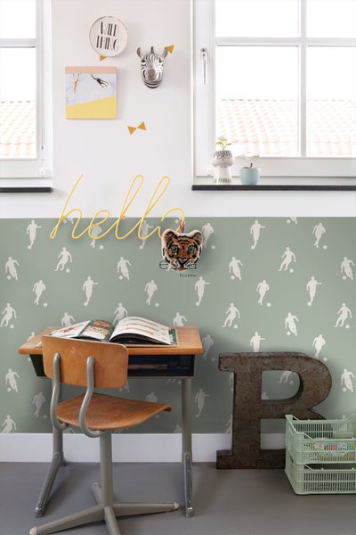 Dekoratives Kinderzimmer mit Schreibtisch, Stuhl und Fußballtapete