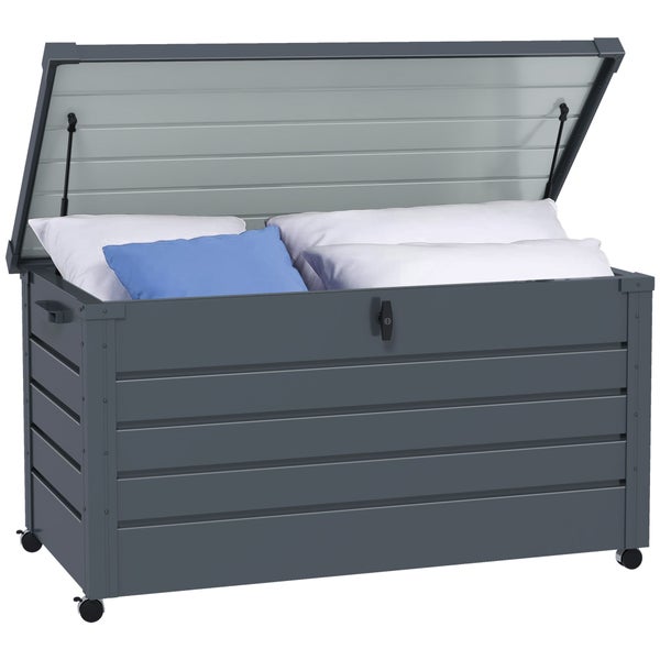 Anthrazitfarbene Gartenbox aus Metall mit Rollen und Gasdruckfedern am Deckel, gefüllt mit Kissen.