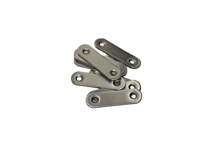 Ein Haufen flacher Metallverbinder mit jeweils zwei Senkbohrungen zur Montage.