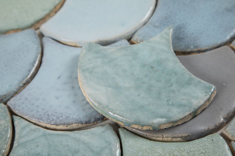 Nahaufnahme von Keramikmosaikfliesen in Fächerform