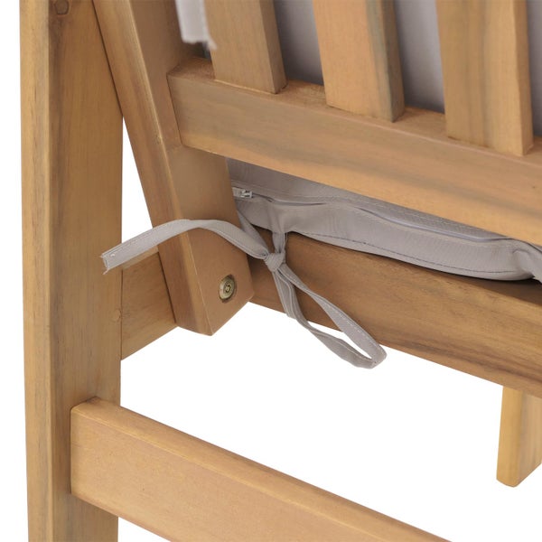 Detailaufnahme einer Gartenbank aus Holz mit grauem Kissen und Befestigungsbändern