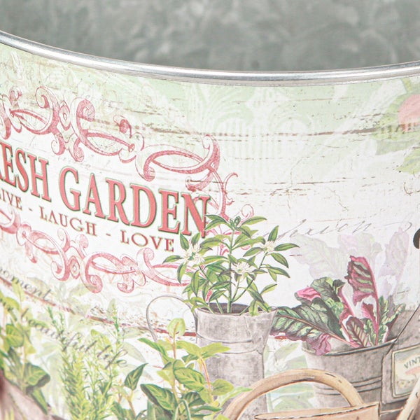 Detailansicht eines Pflanzgefäßes mit Aufdruck von Gartenmotiven