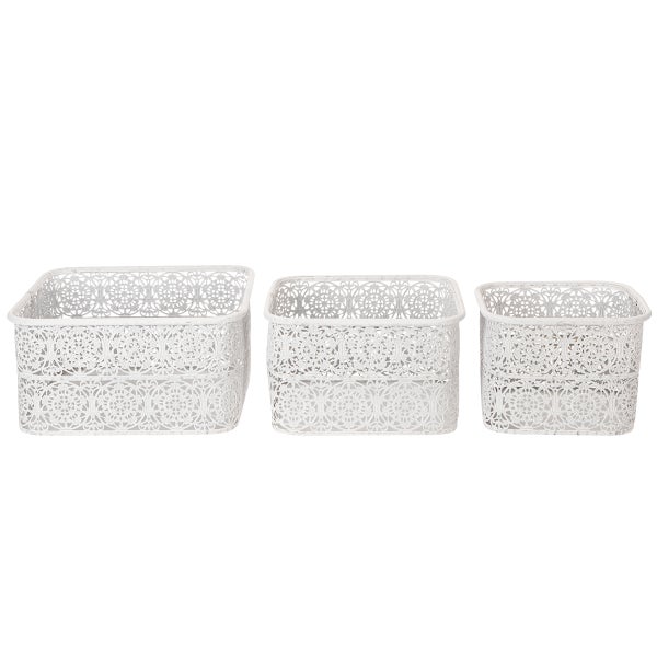 Dreiteiliges Set aus weißen quadratischen Metallkörben mit filigranem Ornamentmuster.