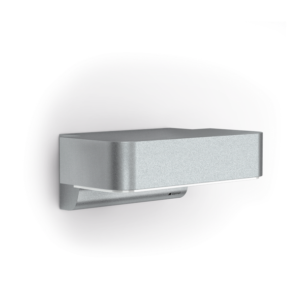 Rechteckige LED-Außenwandleuchte von Steinel in Silber.