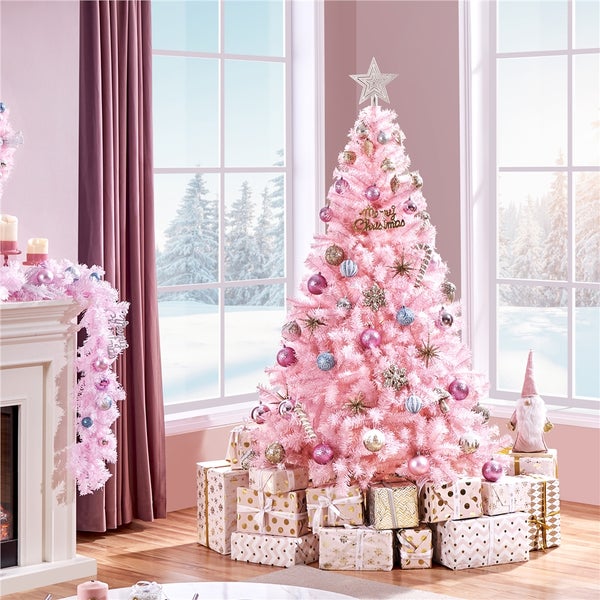 Rosa Weihnachtsbaum mit Christbaumschmuck und Geschenken in einem Wohnzimmer