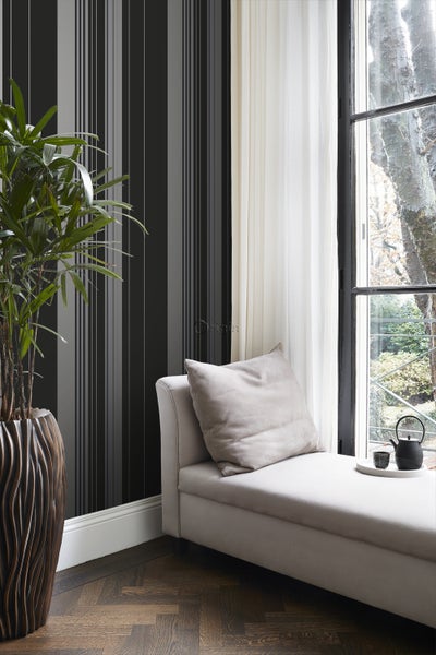 Dekoratives Zimmer mit gestreifter Tapete, Liege und Topfpflanze.