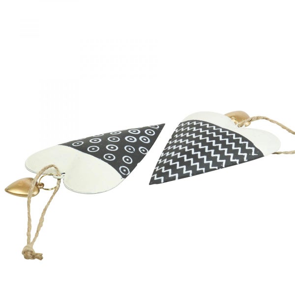 Zwei dekorative Herzanhänger mit verschiedenen Mustern und kleinen Glocken