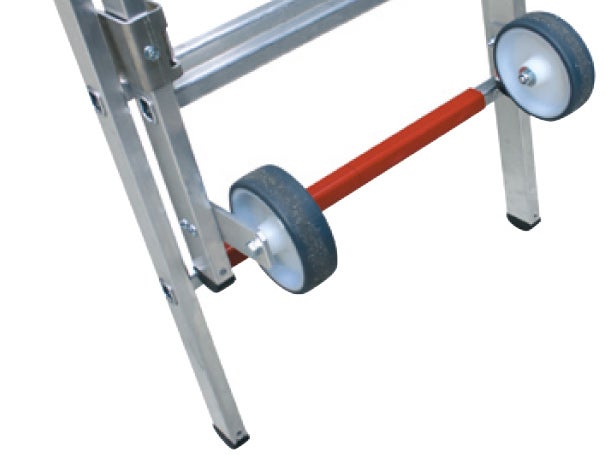 Detailansicht einer Aluminiumleiter mit Rädern für einfachen Transport.