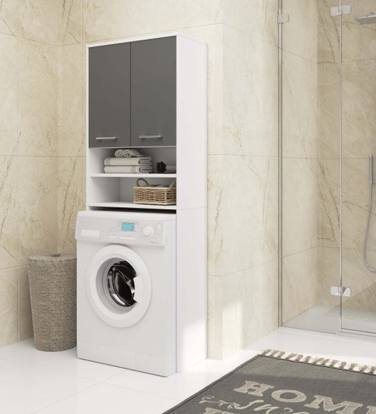Helles Badezimmer mit Waschmaschine und Waschmaschinenumbauschrank mit Ablagefächern