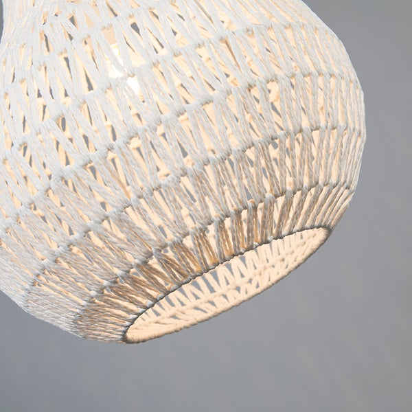 Nahaufnahme eines Lampenschirms aus geflochtenem Seil für eine Pendelleuchte mit strukturiertem Muster.