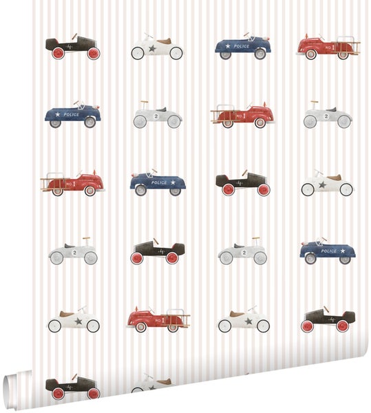 Hell eingerichtetes Kinderzimmer mit gestreifter Tapete mit Oldtimer-Motiv, Holzbett, Kommode, Wandregal mit Kinderbüchern und Poster.