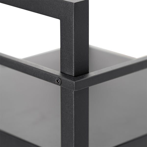 Detailaufnahme eines Metallregals mit Schraube