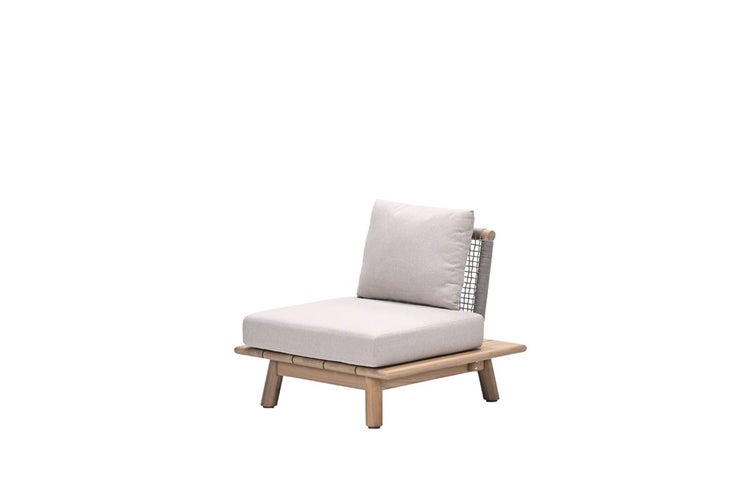 Garten-Lounge-Mittelteil aus Holz mit Sitz- und Rückenkissen sowie Seilbespannung an der Rückenlehne.