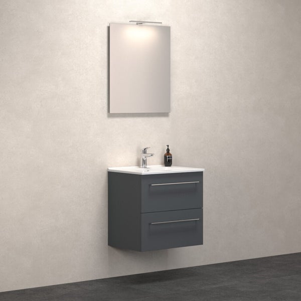 Badezimmermöbel Set mit Waschtischunterschrank mit zwei Schubladen, Waschbecken, Armatur und beleuchtetem Wandspiegel.