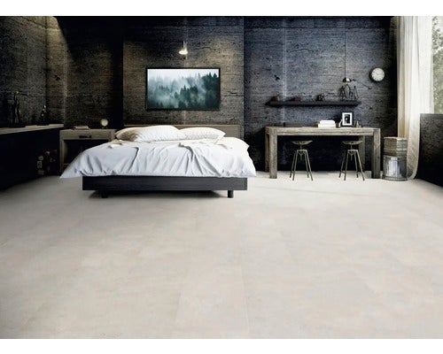 Schlafzimmer mit Bett, Schreibtisch und hellem Bodenbelag