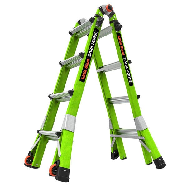 Grüne Mehrzweckleiter aus Glasfaser, Modell Little Giant Dark Horse, in A-Stellung mit Rollen und silbernen Sprossen.