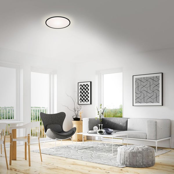 Wohnzimmer mit minimalistischem Design und runder Deckenleuchte
