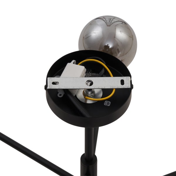 Detailansicht einer Lampe mit Verkabelung und Befestigungselementen.