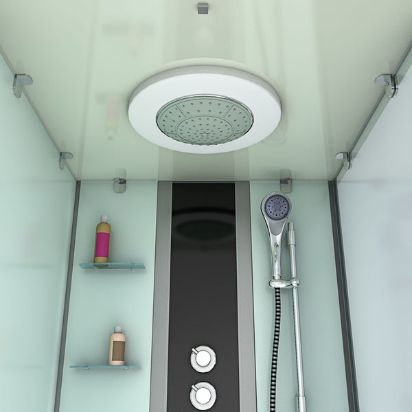 Moderne Duschkabine mit großer runder Regendusche an der Decke, Handbrause an einer verchromten Stange und zwei Glasablagen.