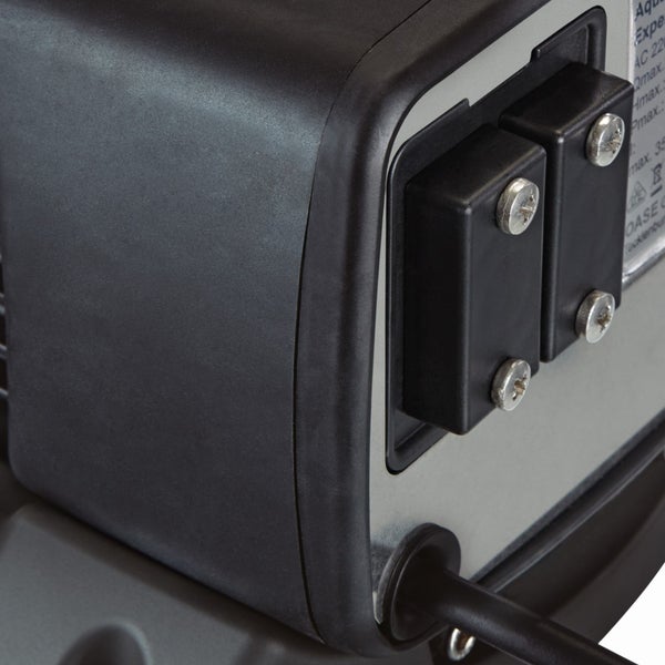 Nahaufnahme des Gehäuses einer OASE Teichpumpe mit Kabelanschluss und verschraubten Abdeckungen.