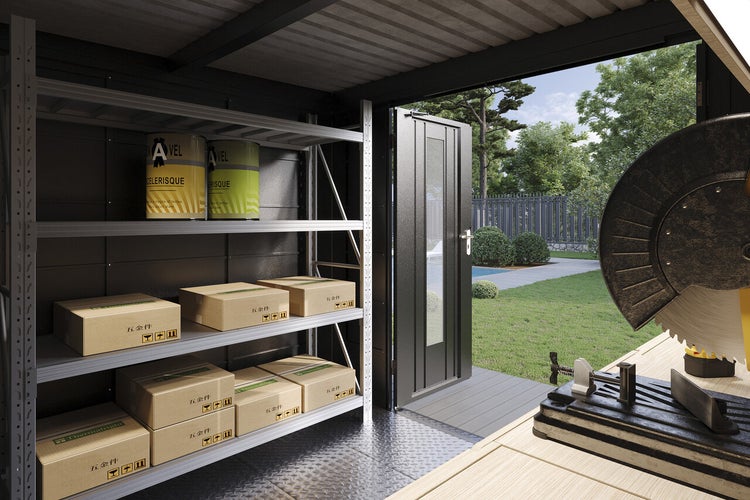 Blick in ein modernes Gartenhaus mit Regalen voller Kartons, Arbeitsfläche mit Kapp- und Gehrungssäge und offener Tür zum Garten.