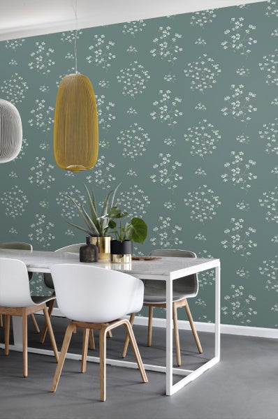 Esszimmer mit Tisch, Stühlen, Lampen und Blumentapete