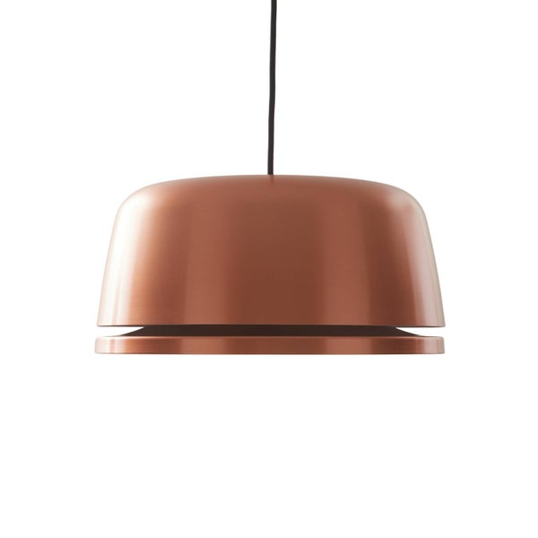 Moderne Pendelleuchte aus Metall in Kupferoptik mit rundem Schirm und schwarzem Kabel.