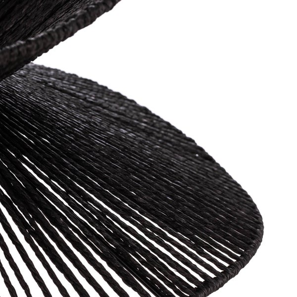 Pendelleuchte mit wellenförmigem Schirm aus Geflecht in einem gemütlichen Wohnzimmer mit Sessel und Regal.