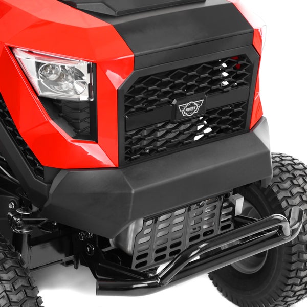 Nahaufnahme der Front eines roten Hecht Rasentraktors mit Scheinwerfer, schwarzem Kühlergrill inklusive Hecht Logo und Rammschutz.