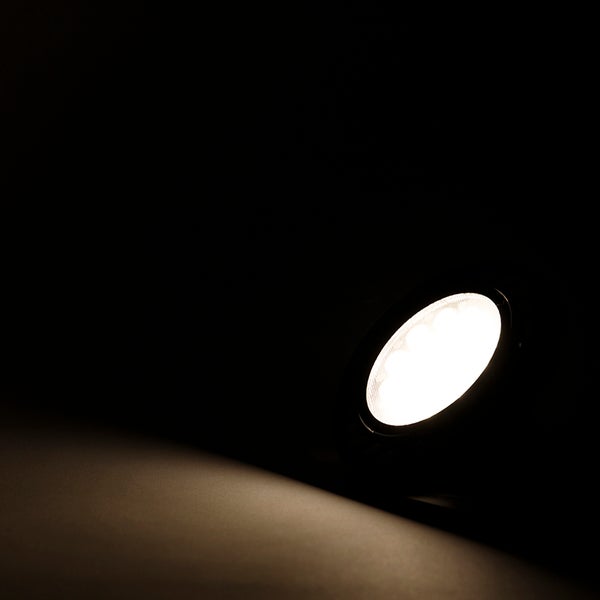 LED-Strahler eingeschaltet mit einem warmweißen Lichtstrahl.