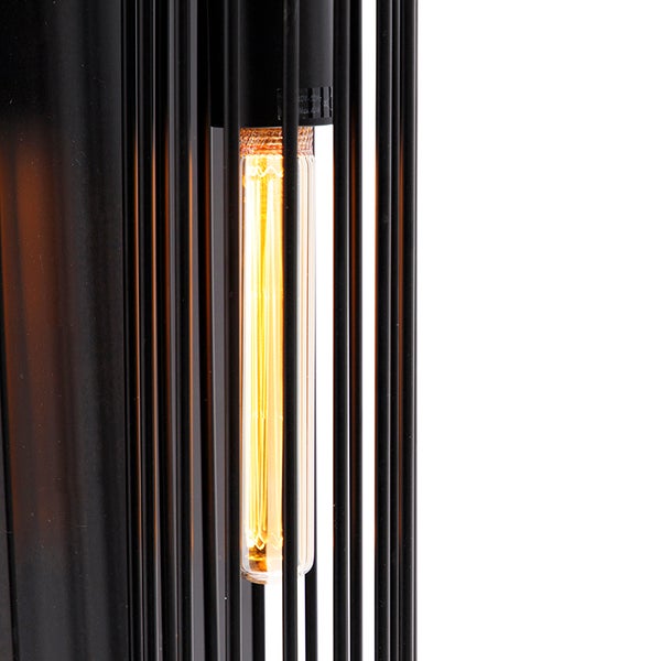 Schwarze Lampe mit Glühbirne und Metallstruktur