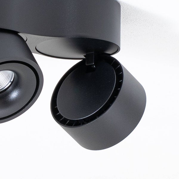 Schwarzer Deckenstrahler mit zwei verstellbaren, zylindrischen Spots in der Nahaufnahme.