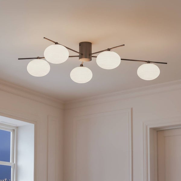 Deckenleuchte mit fünf Leuchtkörpern im Wohnraum