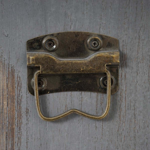 Metallgriff an einem Möbelstück